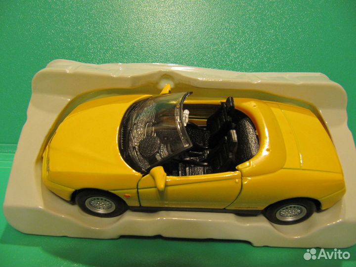 Модель Alfa Romeo Spider 1 38 Welly новая