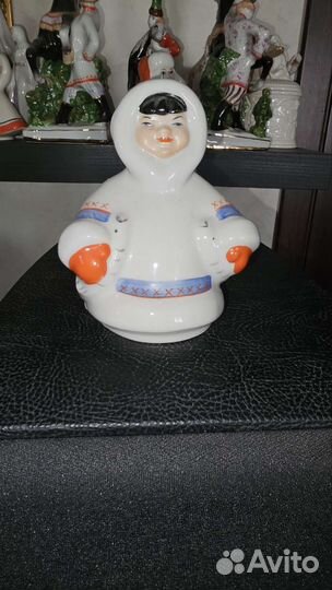 Фарфор статуэтка Ненецкий ребёнок (Якут с рыбами)