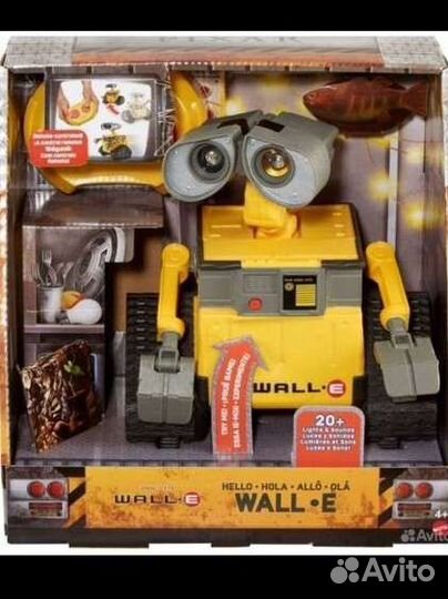 Робот Wall-e на пульте управления