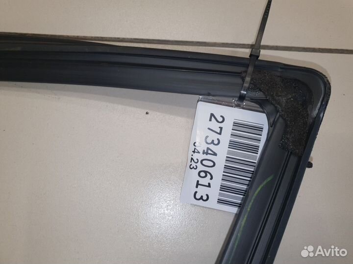 Уплотнитель стекла передней левой двери Jeep Grand