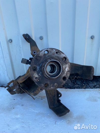 Кулак поворотный передний левый Volkswagen Jetta5