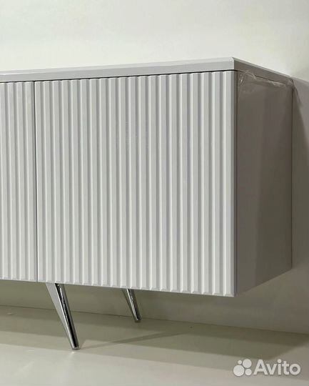 Тумба TV с фрезеровкой (на опорах)