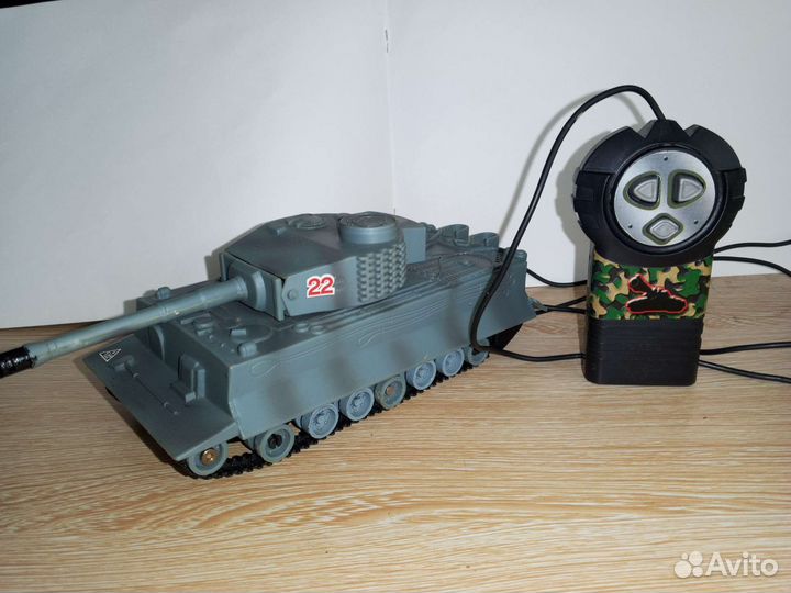 Игрушечный танк на батарейках