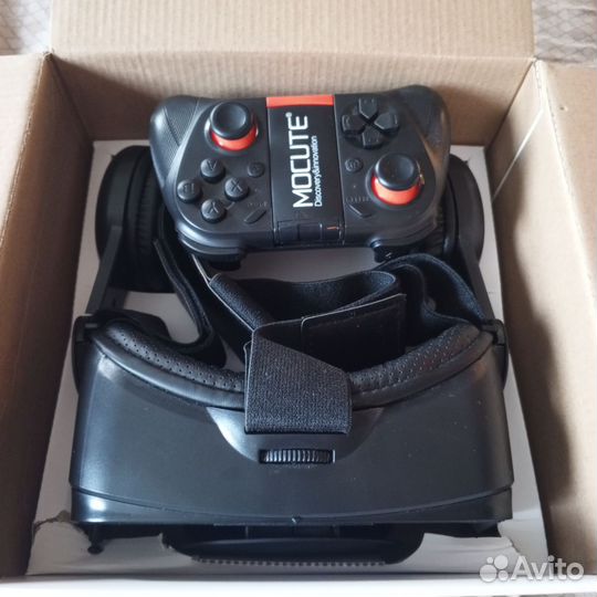 Очки виртуальной реальности с джойстиком