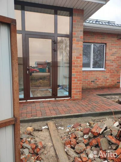 Входная панорамная группа дверь и остекленный вход