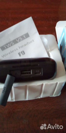 Беспроводные наушники F9 с зарядкой