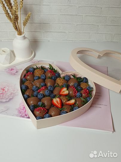 Клубника в шоколаде в подарочной коробке сердце