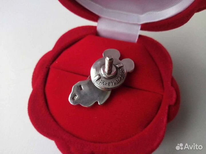 Знак, значок серебро 925. Олимпийский мишка. Спорт