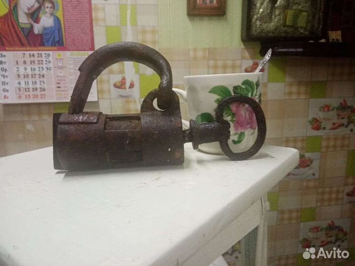 Навесной замок старинный