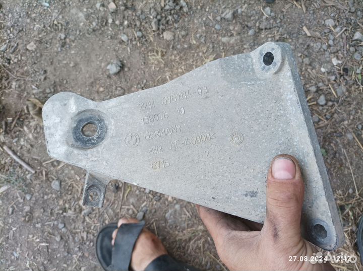 Кронштейн двигателя Прав. 22116761114 бмв