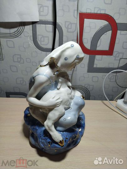 Фарфоровая статуэтка 