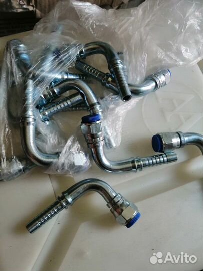 Штуцер переходник угловой на 16