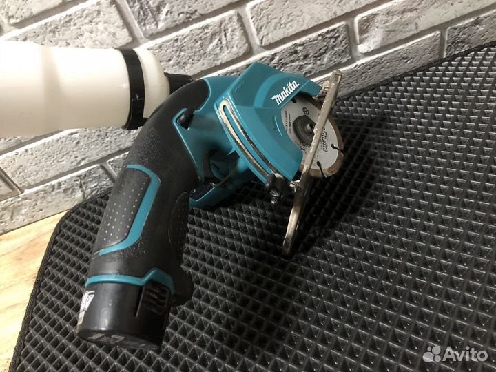 Аккумуляторная алмазная пила Makita CC300D