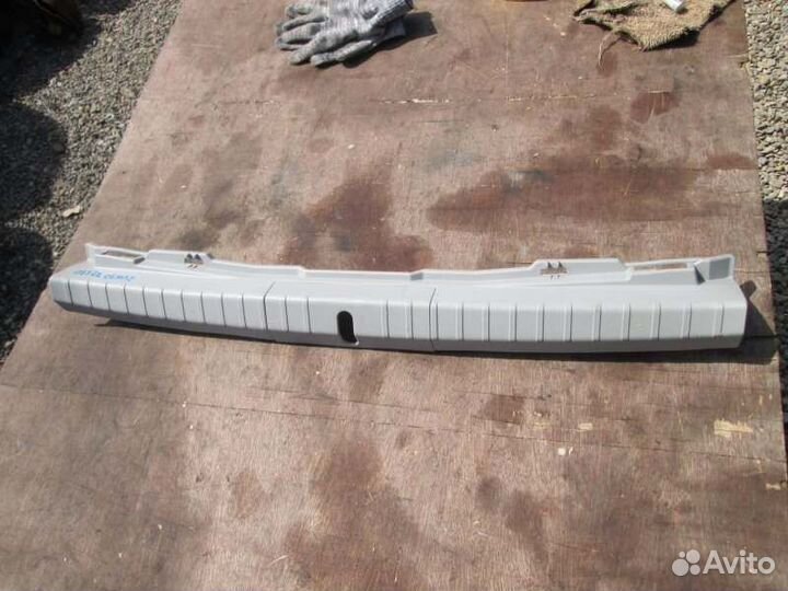 Накладка замка багажника Toyota Prius ZVW30