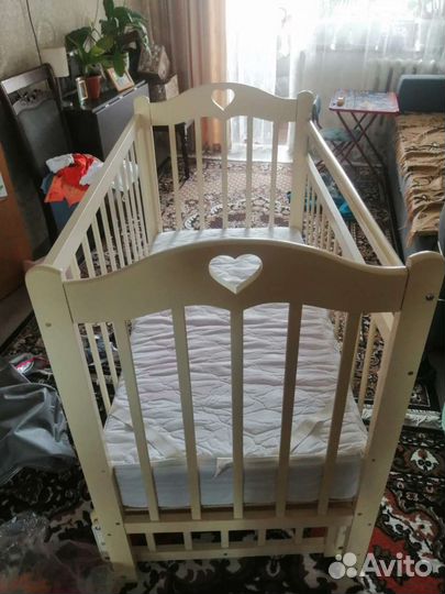 Детская кроватка с маятником, бежевая