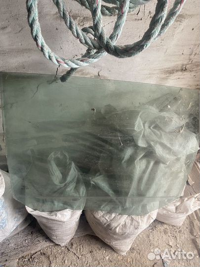 Стекло левое задней двери