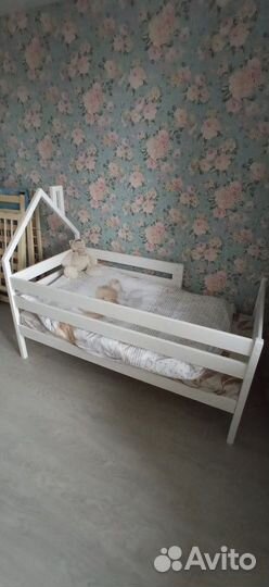 Кроватка с крышей из цельного дерева