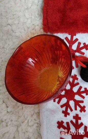 Салатник стекло красный новый