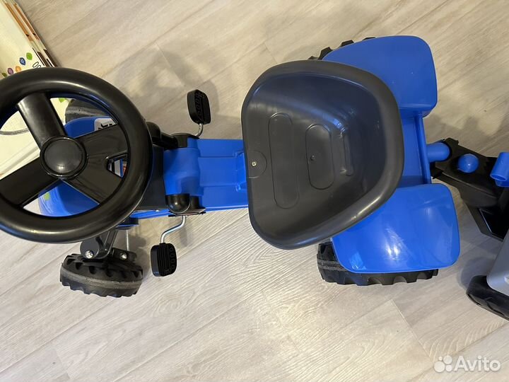 Синий трактор каталка с прицепом