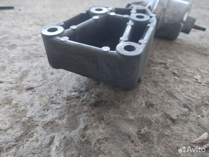 Кронштейн двигателя передний правый Opel Vectra B