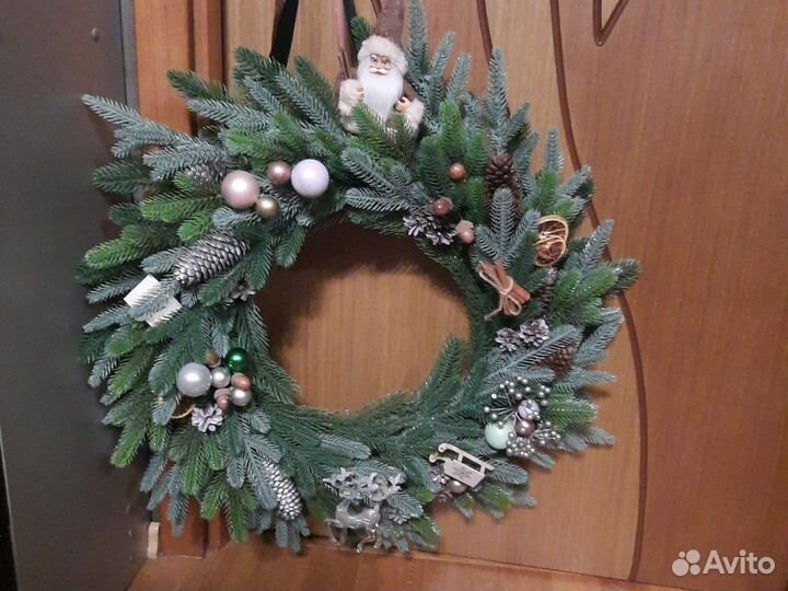 Новогодний венок на дверь с оберегом Деда Мороза
