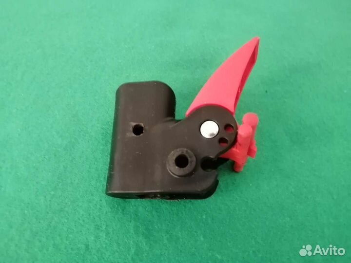 Блок крепления задних колёс с тормозом для коляски