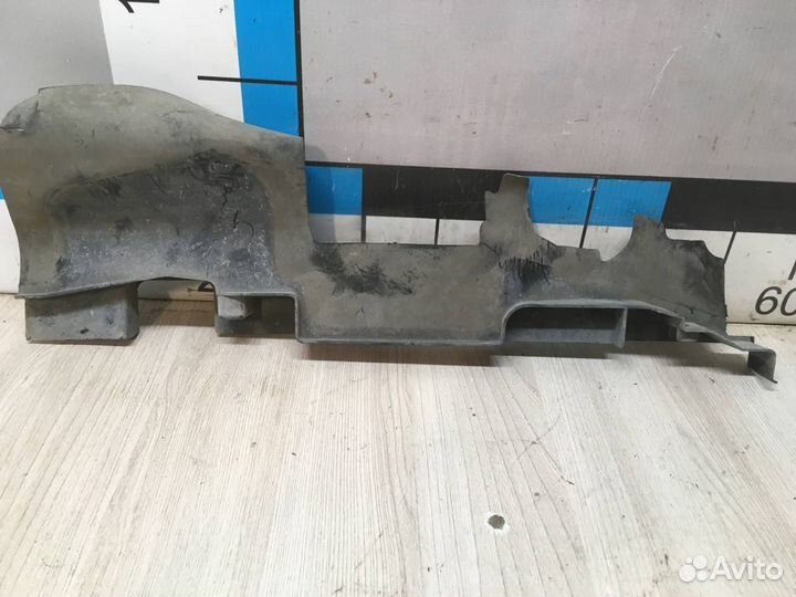 Б/У Воздуховод радиатора правый Audi A4#001