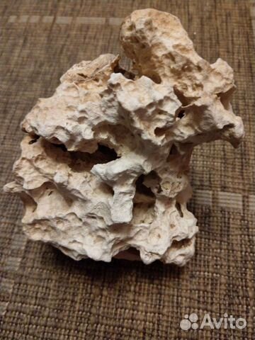 Камень в аквариуи