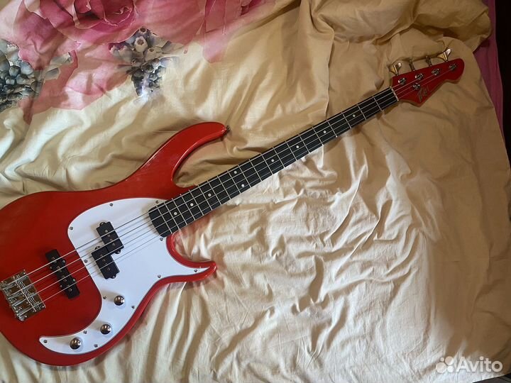 Бас гитара Peavey milestone red(обмен)