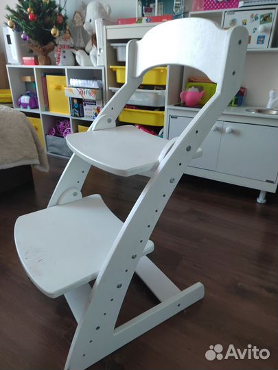 Ростовой стул белого цвета