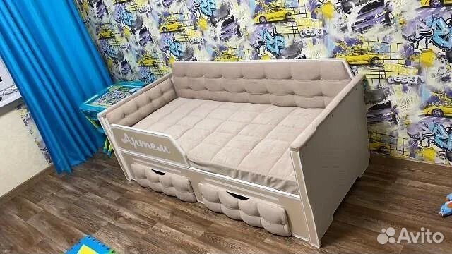 Кроватка с каретной стяжкой велюр