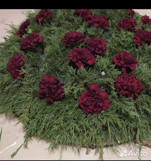 Венки ритуальные и букеты из живых цветов