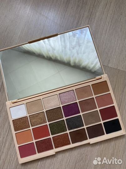 Палитра теней make up revolution sophx