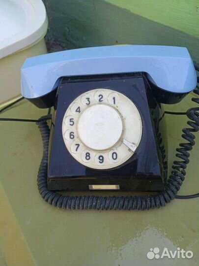 Старинный телефонный аппарат