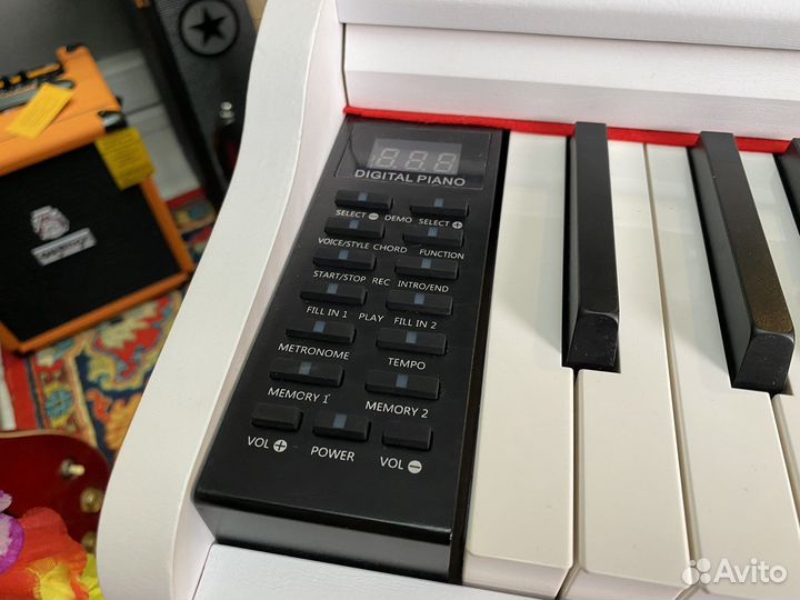 Цифровое пианино белое