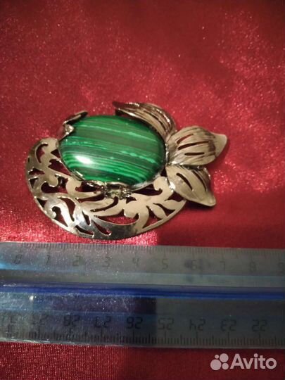 Брошь с малахитом