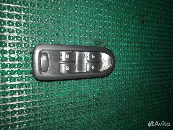 Блок управления стеклоподъемниками Renault Duster