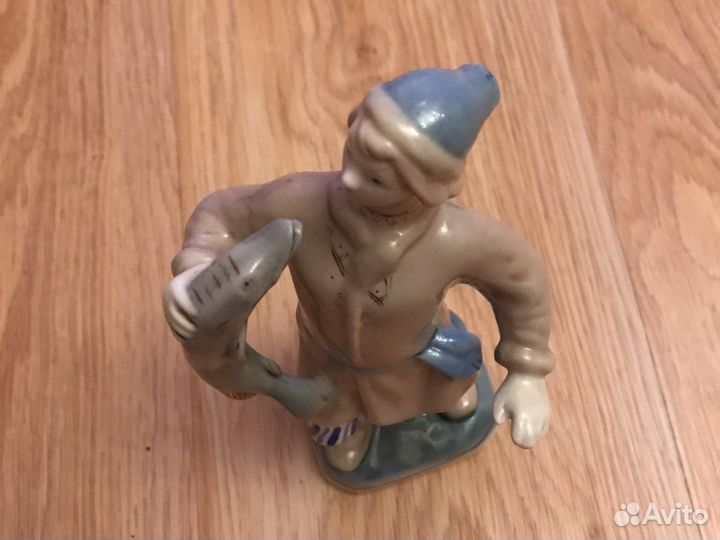 Коллекционная фарфоровая статуэтка Емеля с щукой