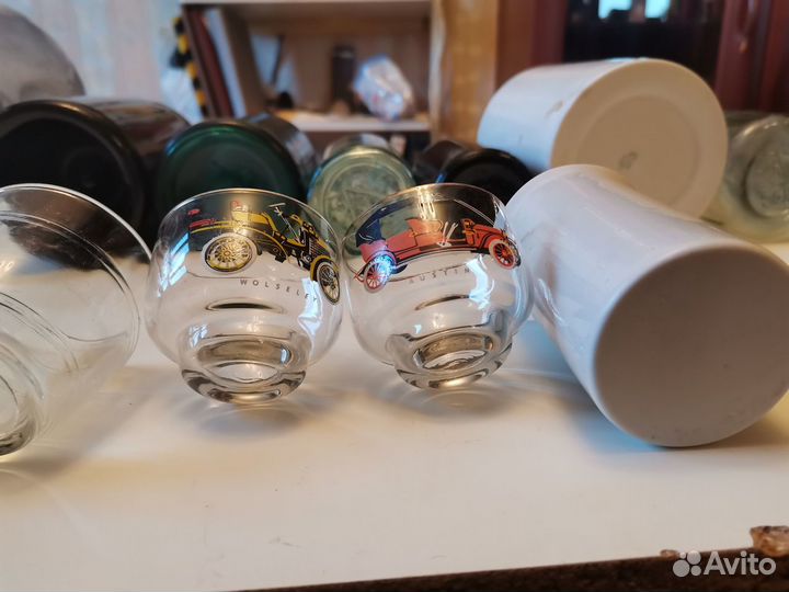 Старинные бутылки и стопки