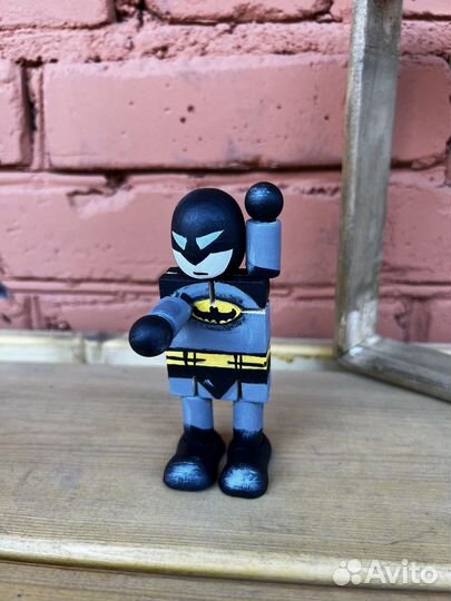 Бэтмен фигурка супергероя дервянная по комиксам DC