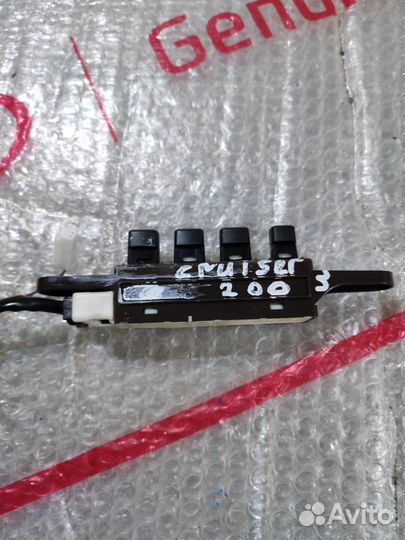 Блок управления сиденьем левый Toyota Land Cruiser