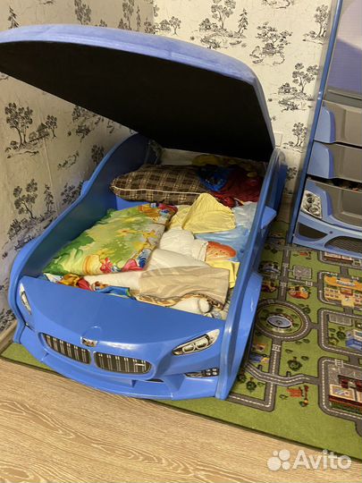 Детская кровать-машина и шкаф