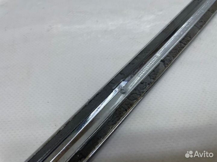 Молдинг на дверь передний правый Volkswagen Passat