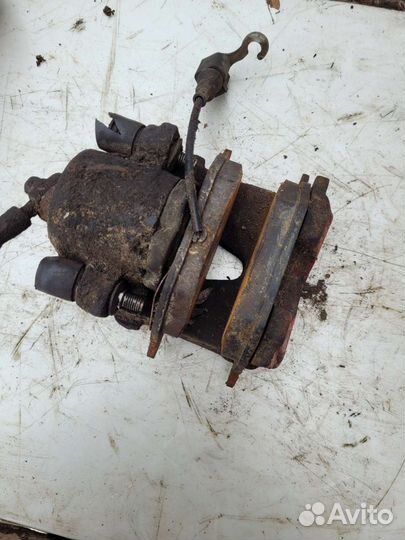 Суппорт передний левый Фольксваген гольф 4