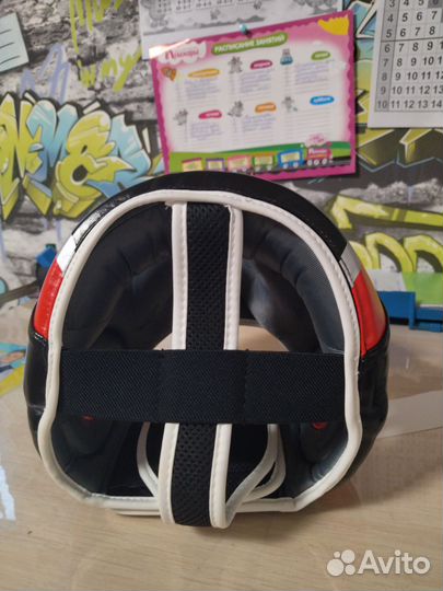 Боксерский шлем с перчатками