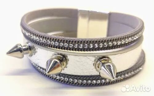 Браслет кожаный с шипами женский