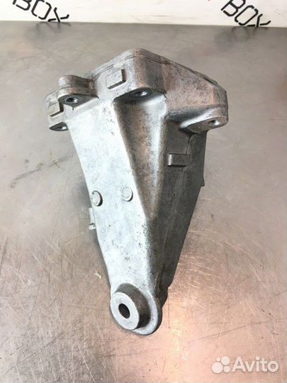 Кронштейн двигателя левый Mercedes E-Class W212