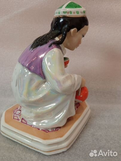 Статуэтка маленькая хозяйка.Узбечка с чайником.дз