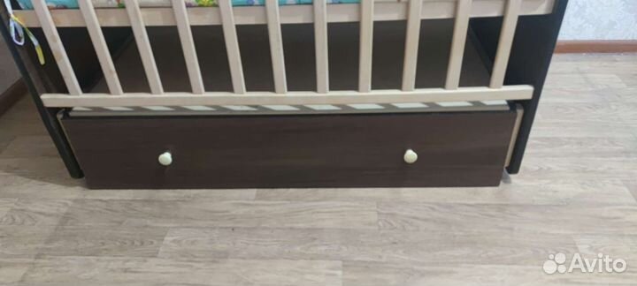 Детская кроватка с маятником и ящиком