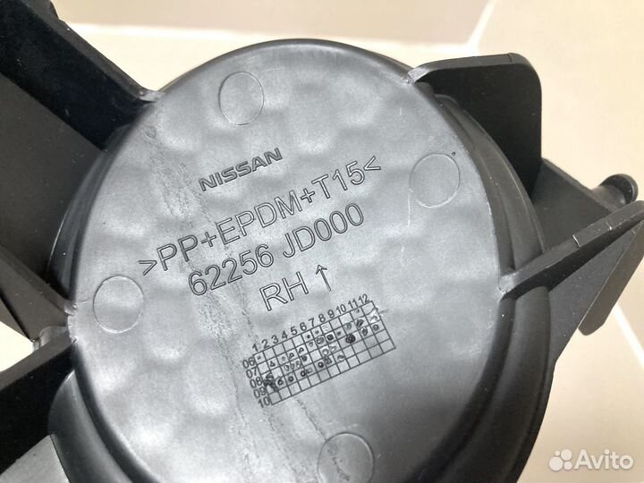 Решетка в бампер правая nissan qashqai J10 (2006)